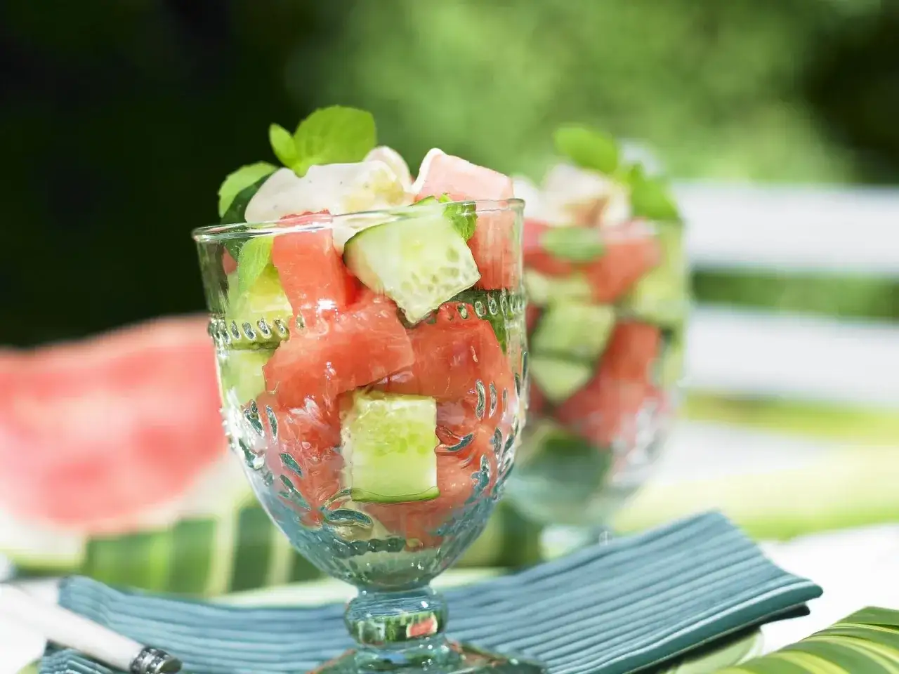 Erfrischender Melonen-Gurken-Salat, wie von Martina und Moritz zubereitet, in eleganten Gl&auml;sern mit Minze garniert.