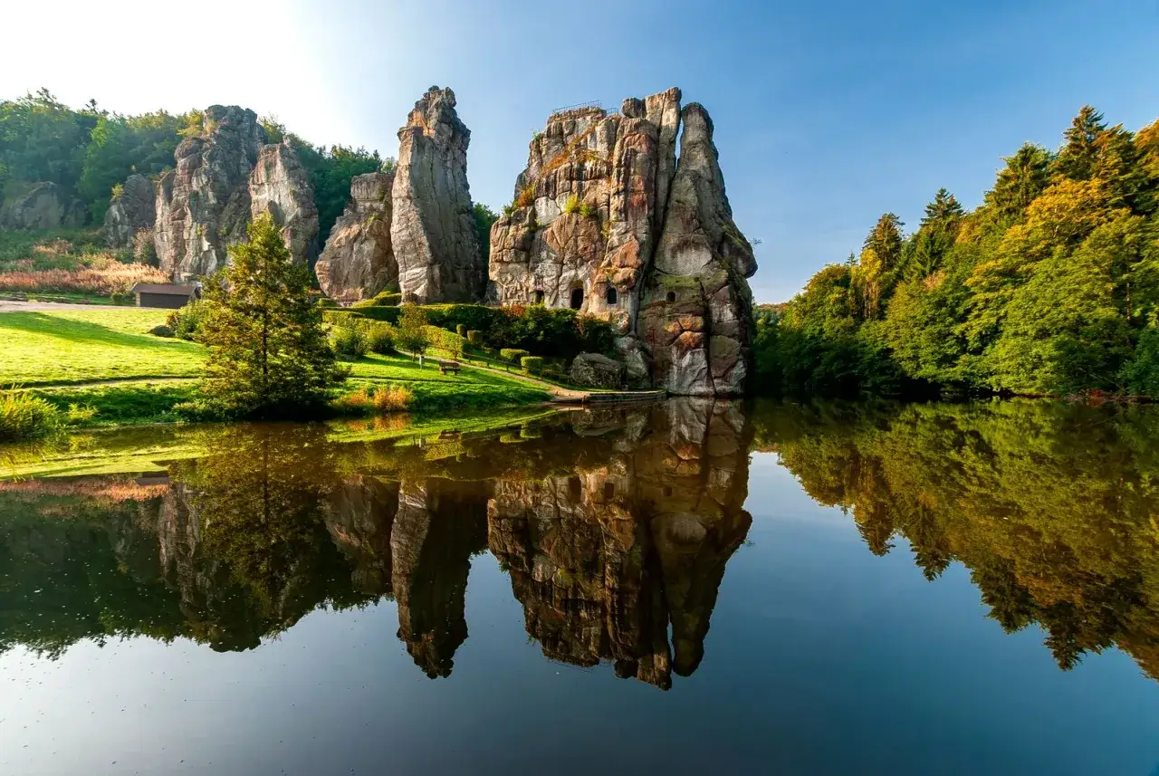 Felsformationen spiegeln sich in einem ruhigen See. Ein perfekter Geheimtipp für einen Kurztrip in Deutschland.