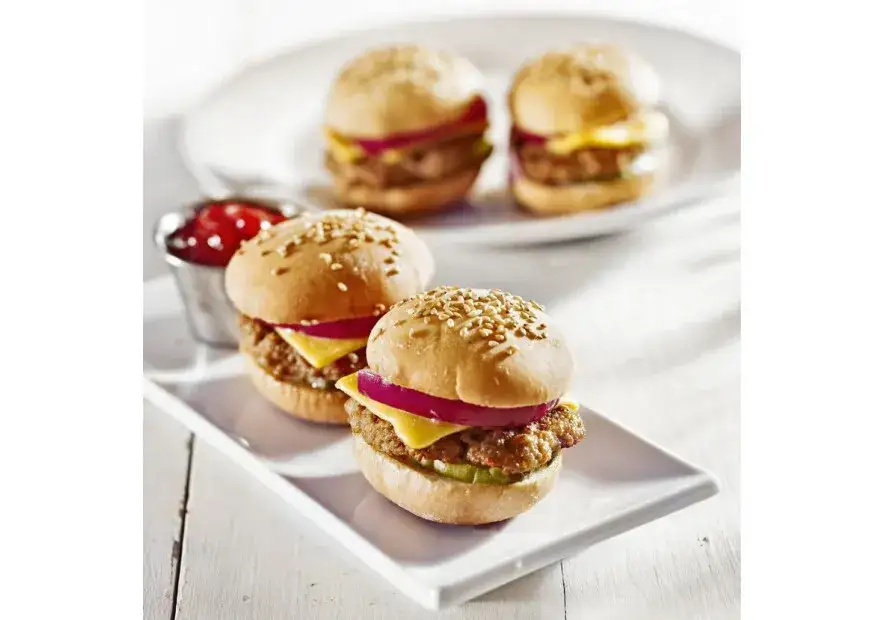 mini burgery slidery na desce do serwowania