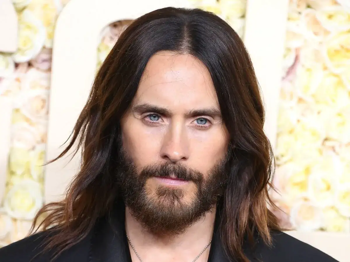 Jared Leto z burzą długich włosów u mężczyzn i brodą, wpatruje się w obiektyw.