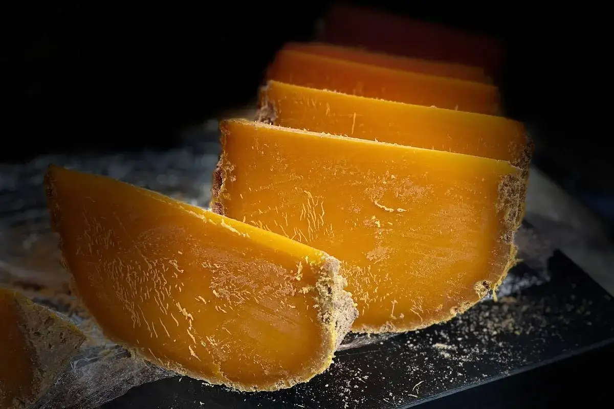 Tranches de rocou fromage, d'une belle couleur orang&eacute;e, avec une cro&ucirc;te rustique.