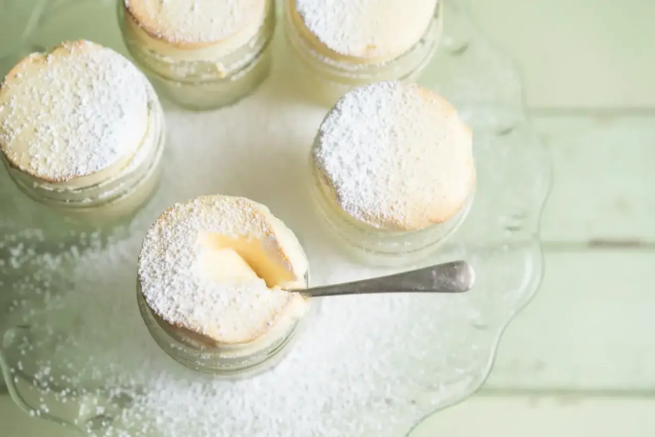 Deliciosos soufflés individuales, esponjosos y cubiertos de azúcar glas. ¡Así es un soufflé!