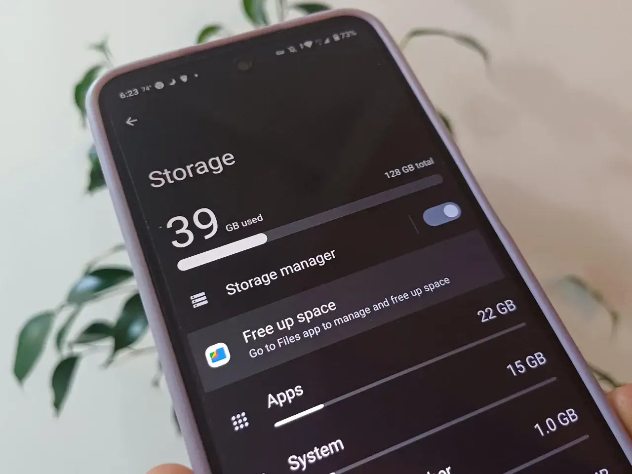 Telefon pokazuje brak pamięci w telefonie. 39 GB zajęte z 128 GB. Czas zwolnić miejsce!