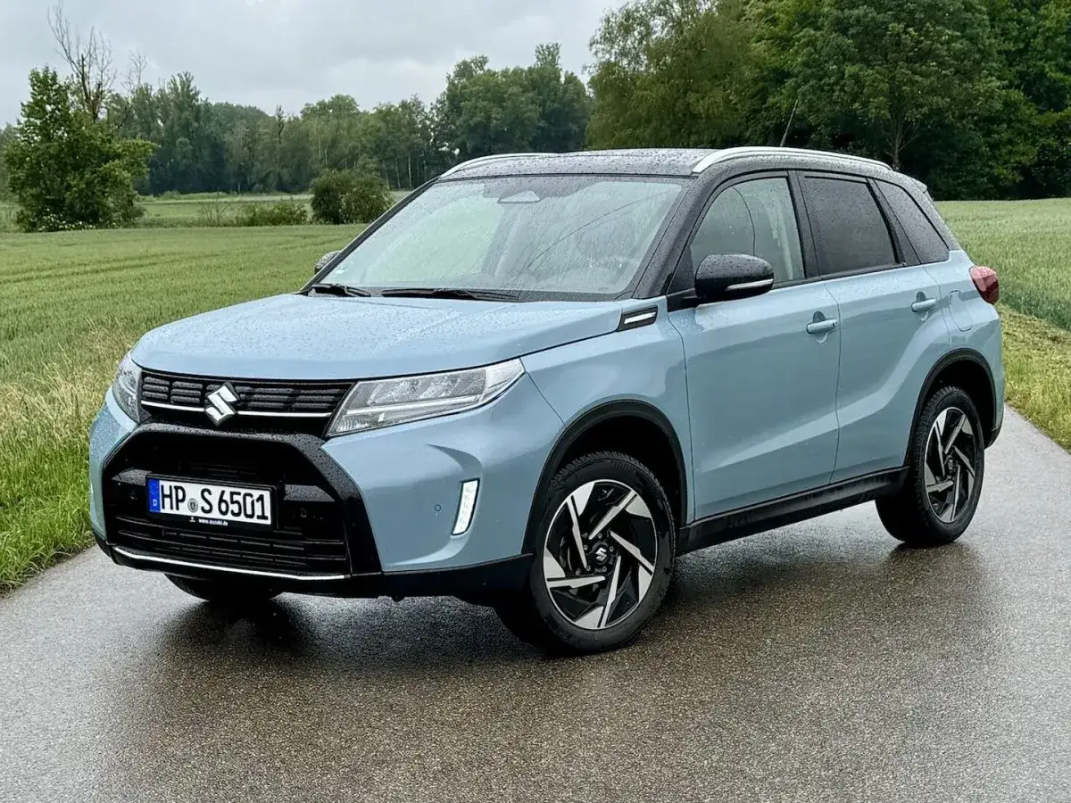 Suzuki Vitara im Test: Ein kompakter SUV, der sich auf nasser Stra&szlig;e bew&auml;hrt.