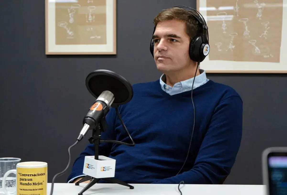 Hombre con auriculares graba un podcast de emprendimiento.