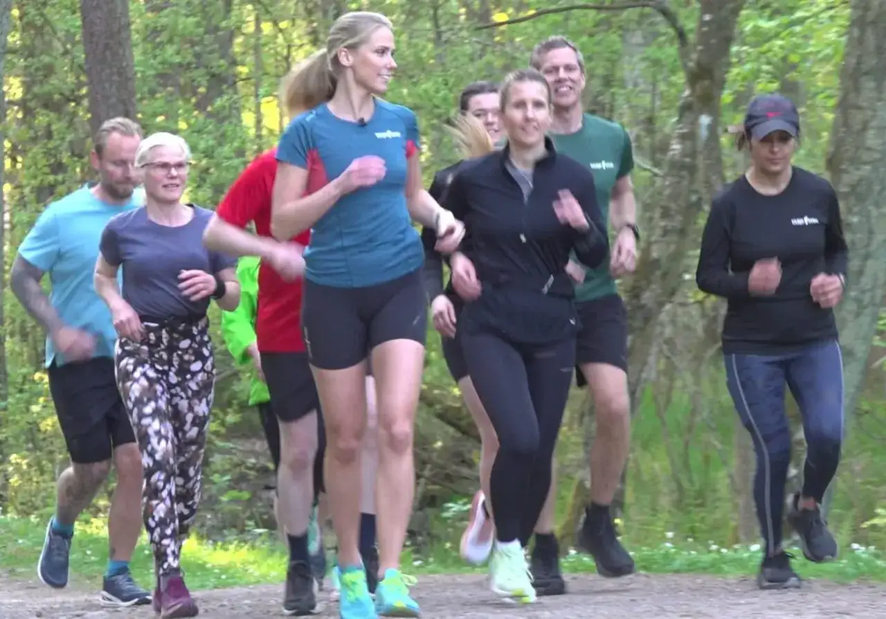En grupp l&ouml;pare i skogen, redo f&ouml;r sylvesterloppet i V&auml;nersborg.