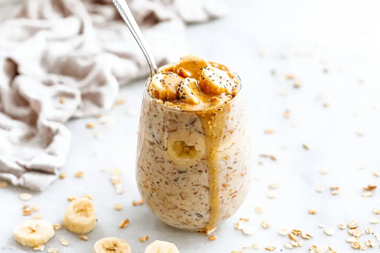 Overnight oats med proteinpulver, toppad med banan och jordnötssmör. En perfekt start på dagen!