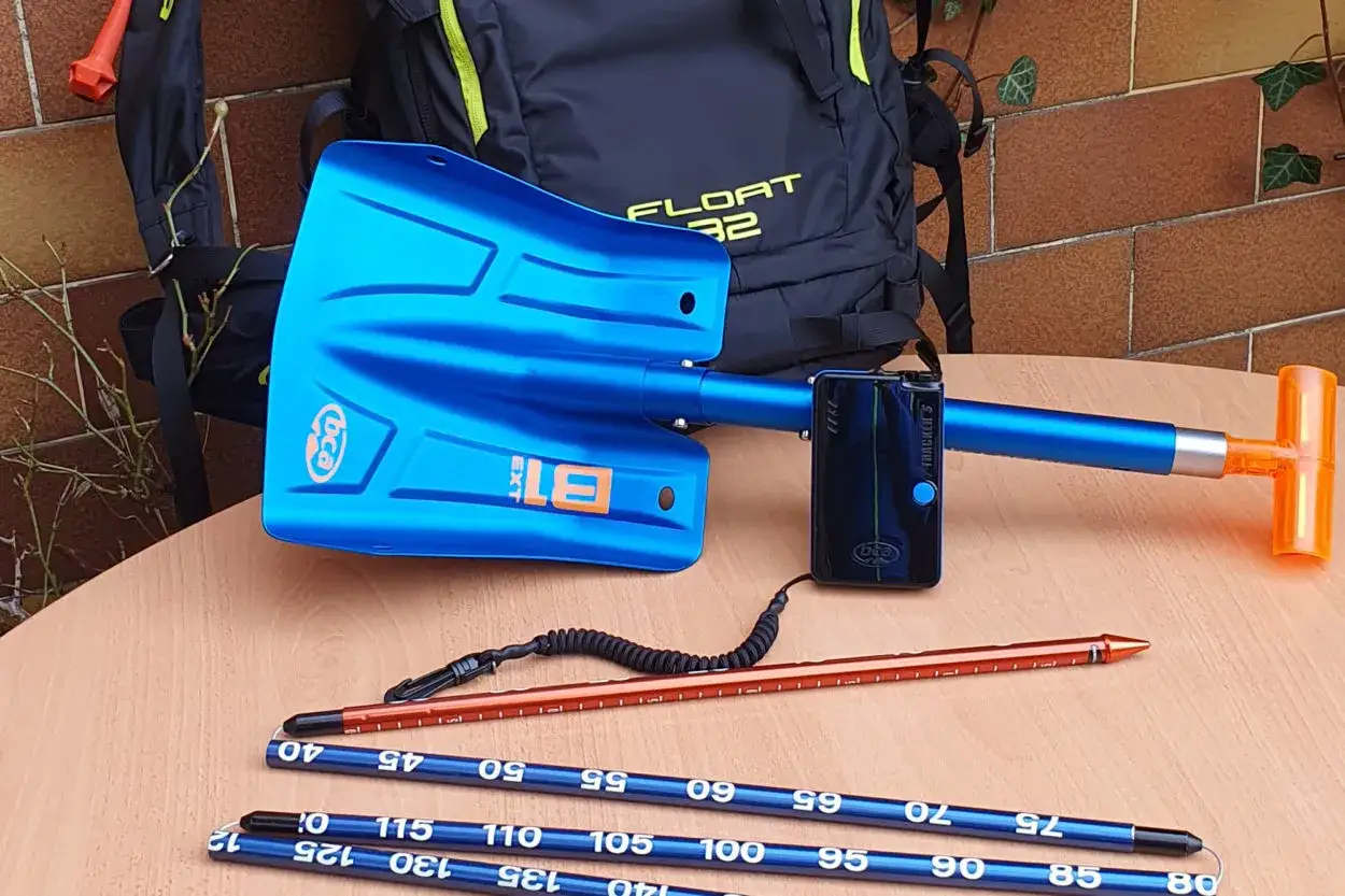 Lawinen-Sicherheitsausr&uuml;stung: blauer Lawinen-Sender, Schaufel, Sonde und Rucksack.