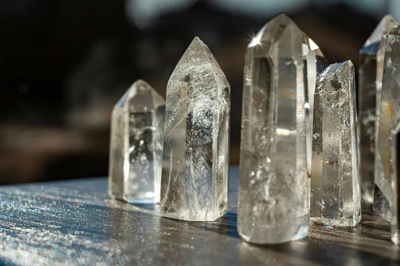 Klare Quarzkristalle, die als heilstein schlaf dienen, glitzern im Licht.