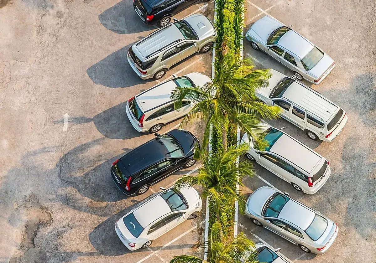 Vista aérea de un aparcamiento con varios coches. ¿Cuántos coches hay matriculados en España?