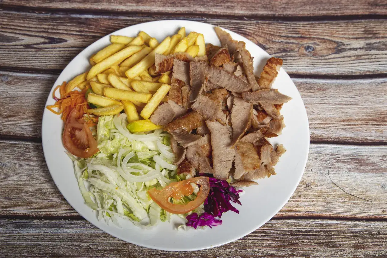 domowy kebab z baraniny na talerzu