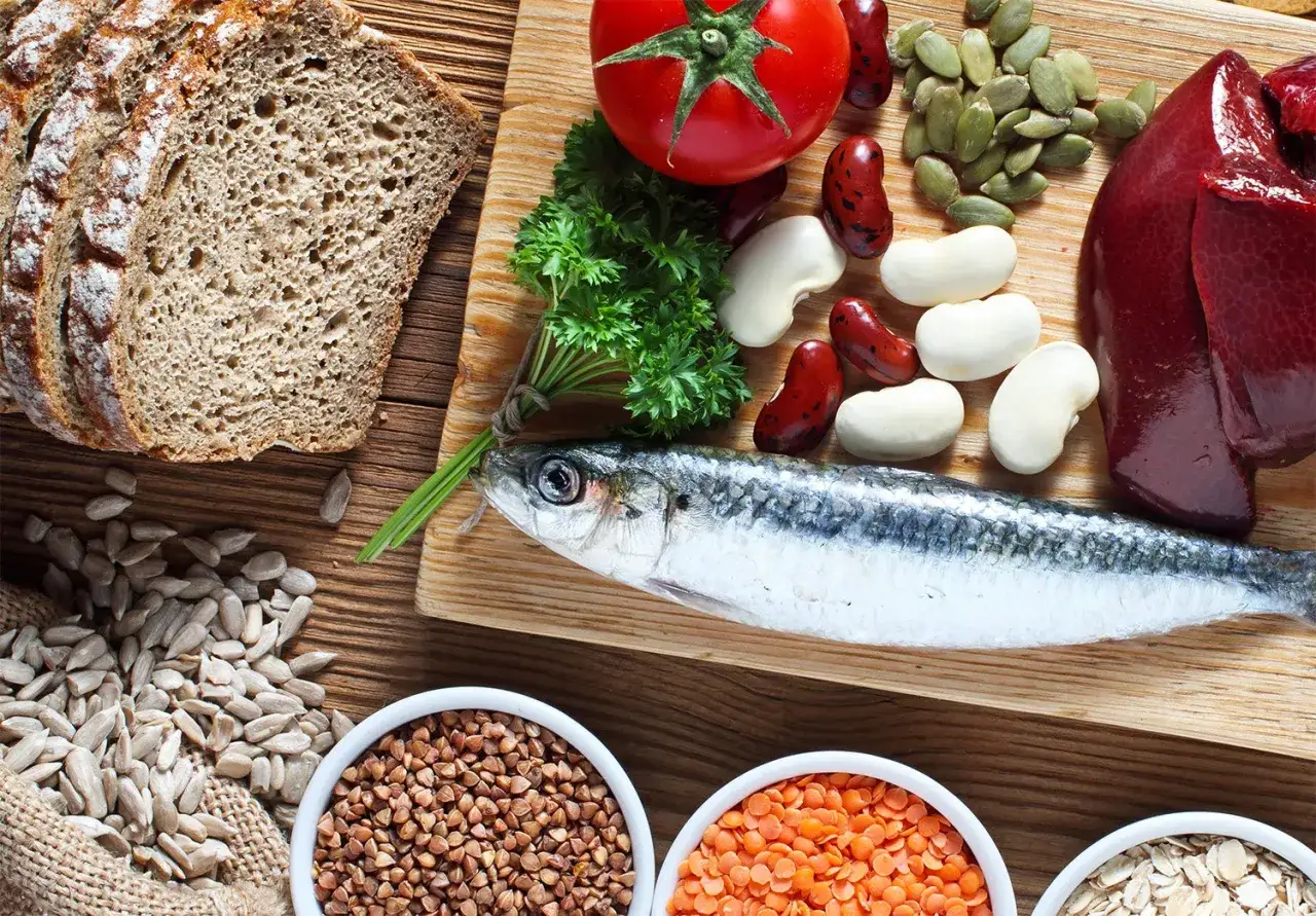 Zdrowa dieta bogata w miedź: ryba, wątróbka, fasola, soczewica, kasza, chleb, pomidor, pestki dyni i słonecznika.