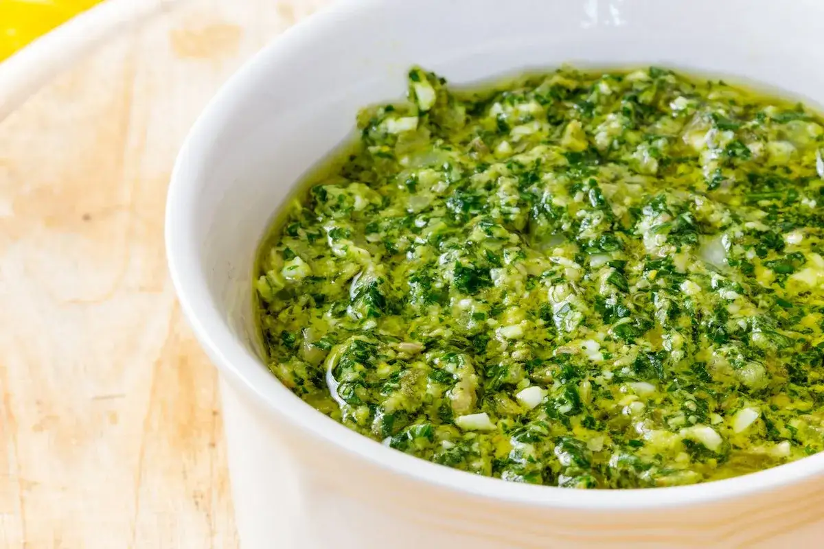 Un invitante bagnetto verde piemontese, fresco e profumato, pronto per condire la pasta.