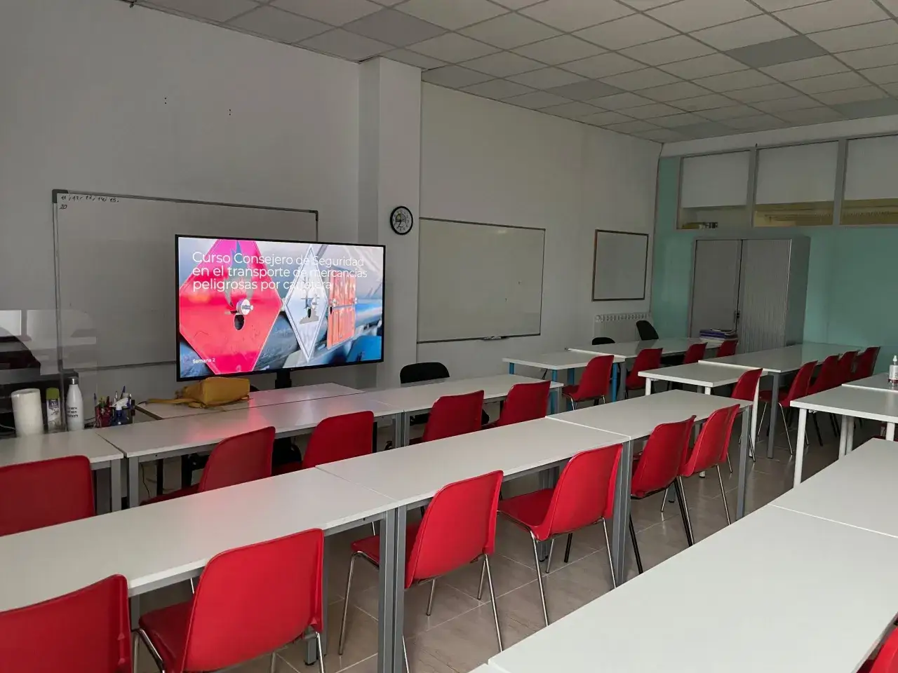 Aula preparada para el curso vigilante de seguridad Asturias. Pantalla muestra 