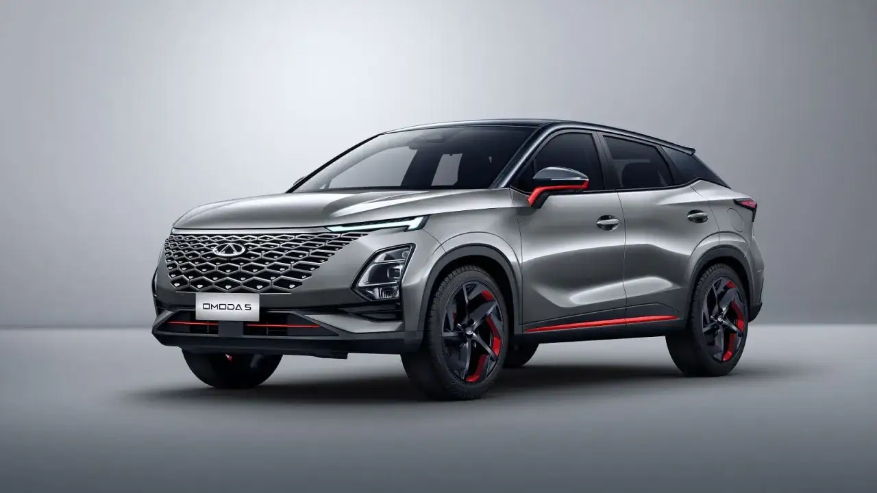 Nowoczesne omoda auto w kolorze srebrnym z czerwonymi akcentami, prezentujące dynamiczny design i sportowe felgi.
