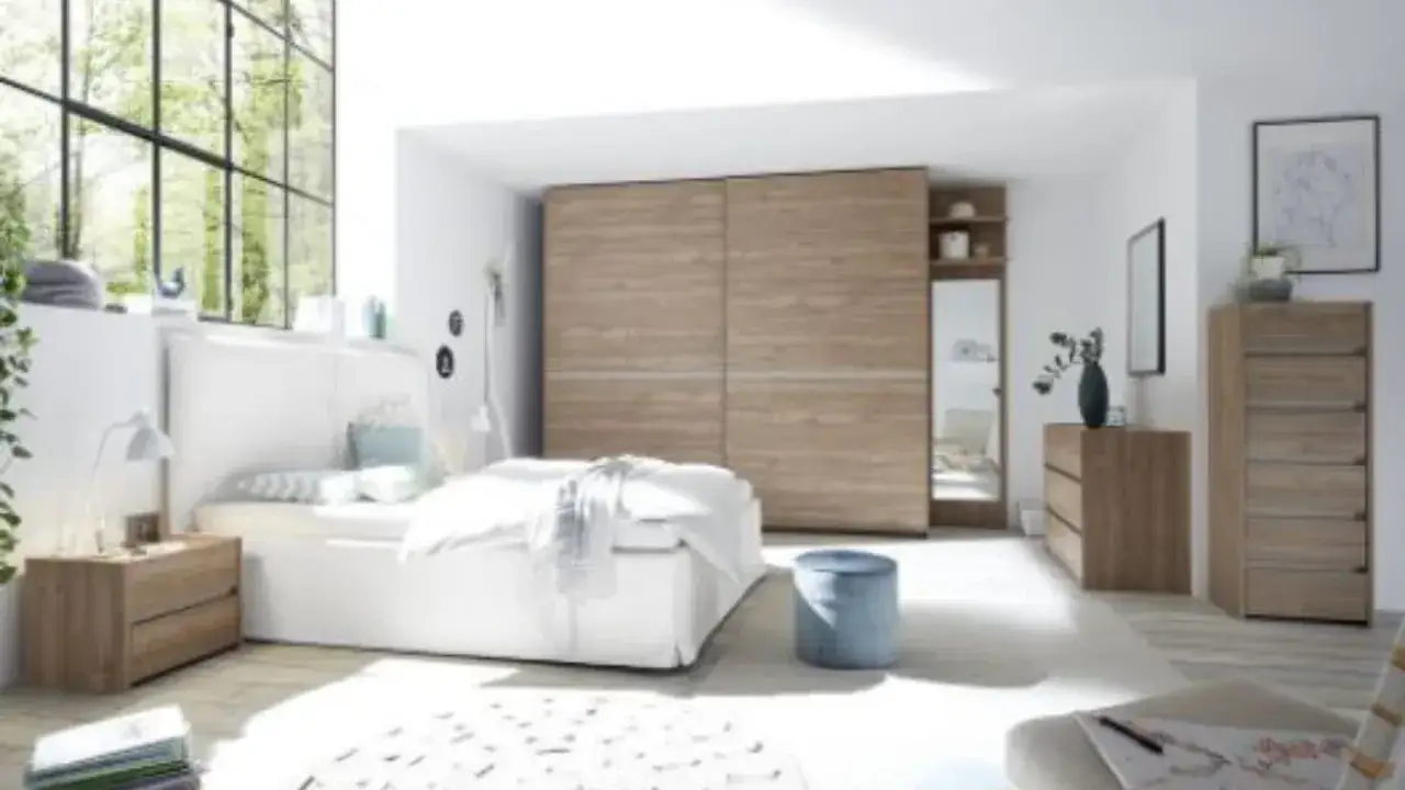 Camera ragazzo 20 anni: letto bianco, armadio in legno, comodino e cassettiera. Ampia finestra con vista sul verde.