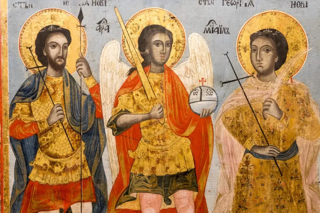 Ikona przedstawia świętych z mieczami i krzyżami, symbolizując walkę o wiarę, która doprowadziła do przyczyn schizmy wschodniej.