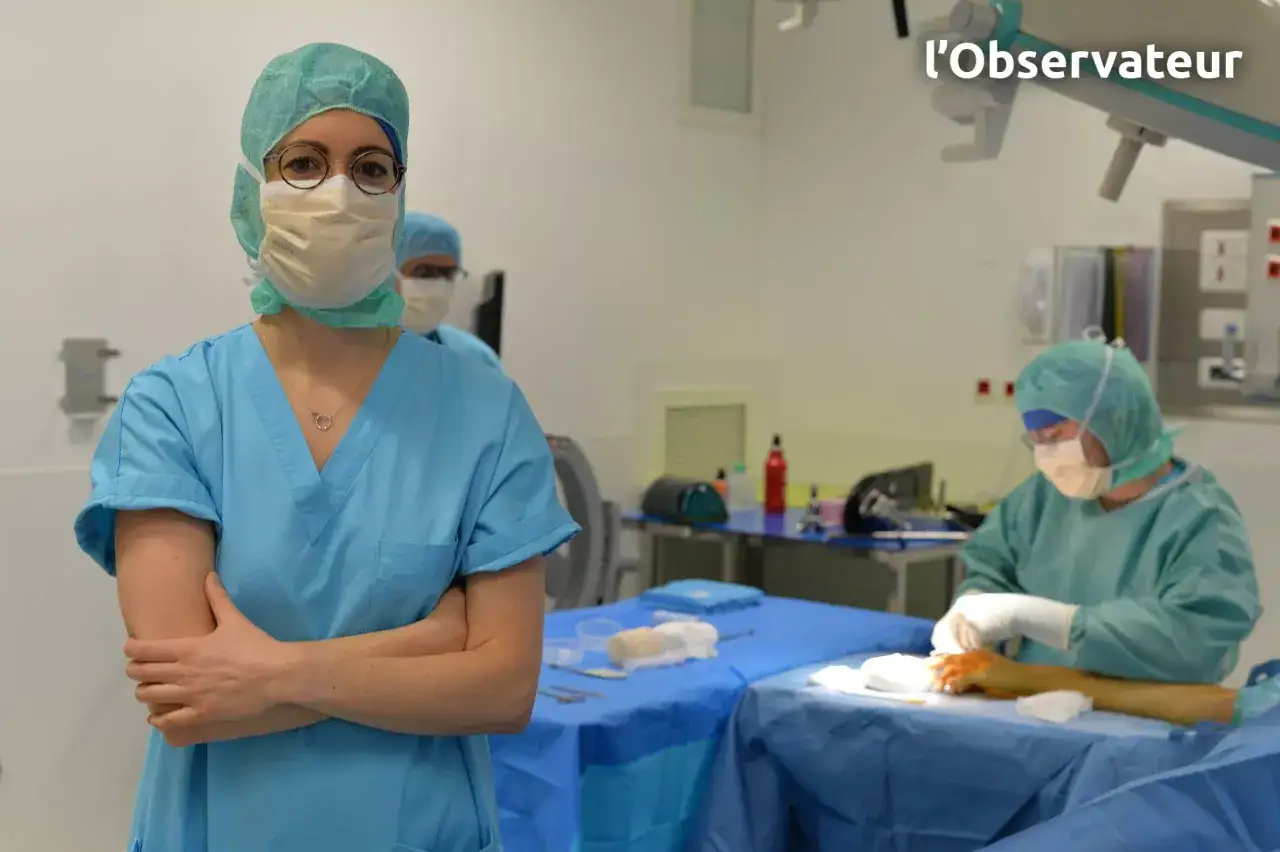 Des chirurgiens en salle d'opération. L'image illustre 6 situations dans lesquelles demander un deuxième avis médical.