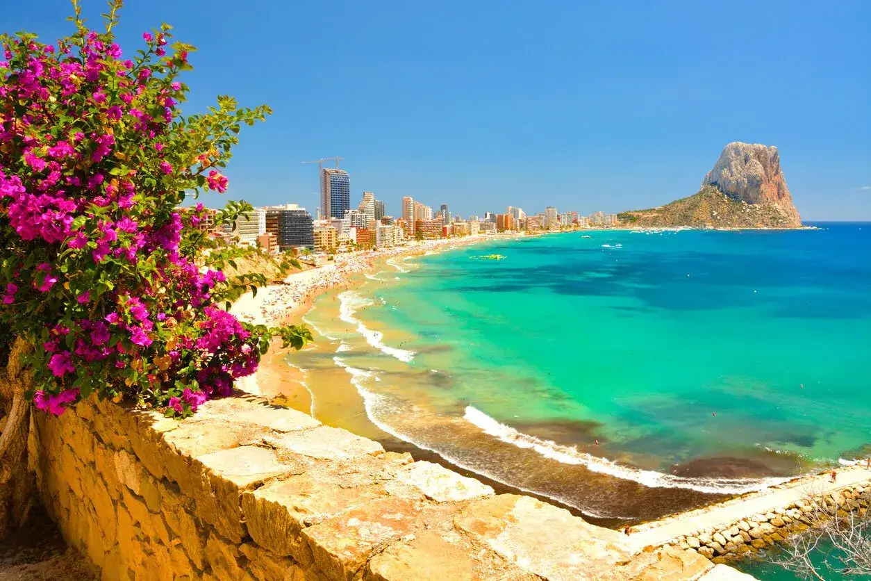 Vista panor&aacute;mica de las mejores playas de la Comunidad Valenciana, con aguas turquesas, arena dorada y el imponente Pe&ntilde;&oacute;n de Ifach.