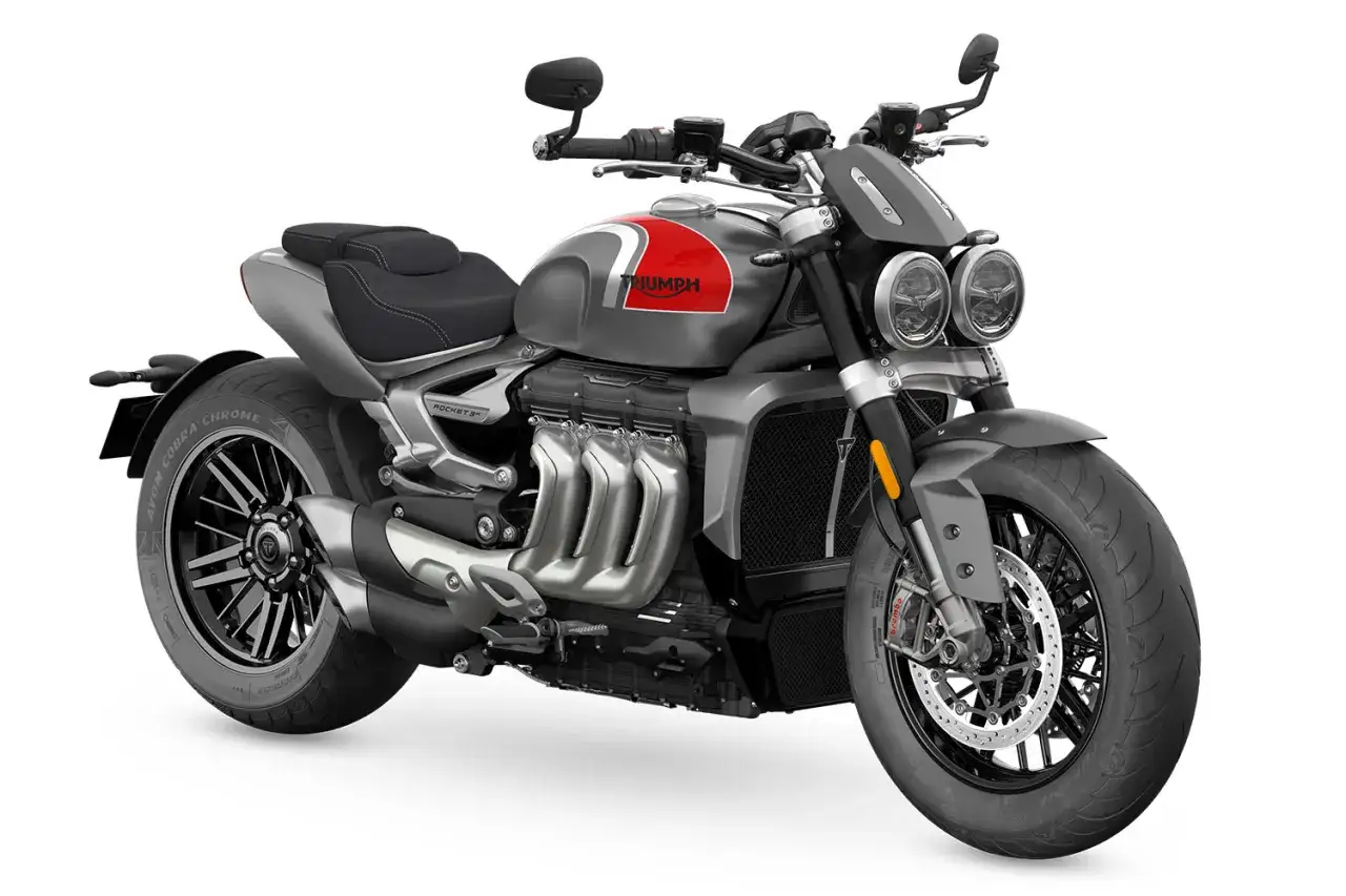 Szary motocykl Triumph Rocket 3 z czerwonym pasem na baku. Poznaj jego imponujące triumph rocket 3 dane techniczne.