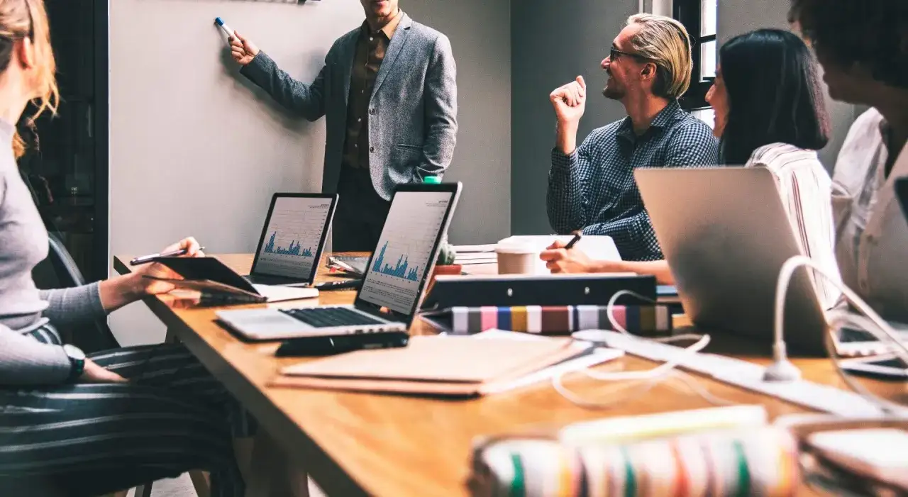 Zespół dyskutuje o strategii. To jest właśnie networking co to znaczy budowanie relacji i wymiana wiedzy.