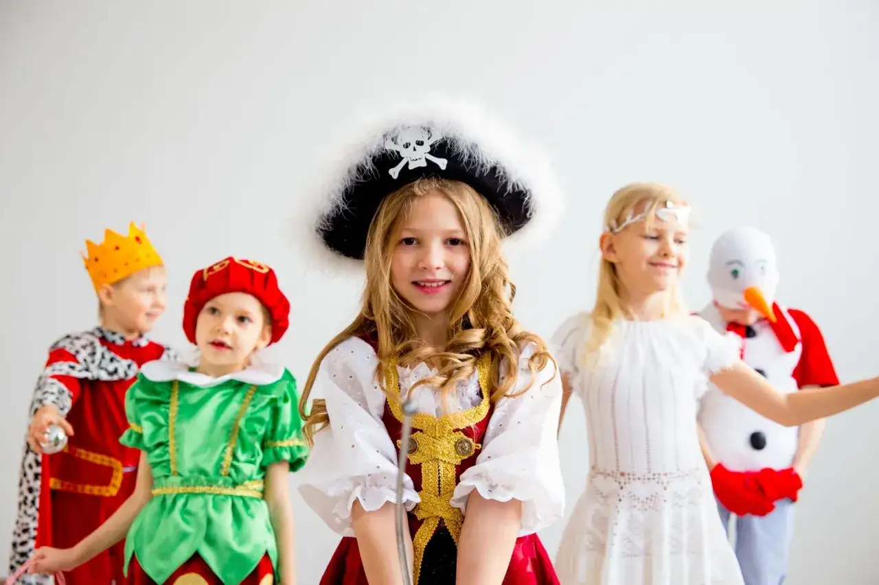 Dzieci w strojach na bal karnawałowy: piratka, król, elf i bałwanek. Inspiracja, jak ubrać dziecko na bal karnawałowy.
