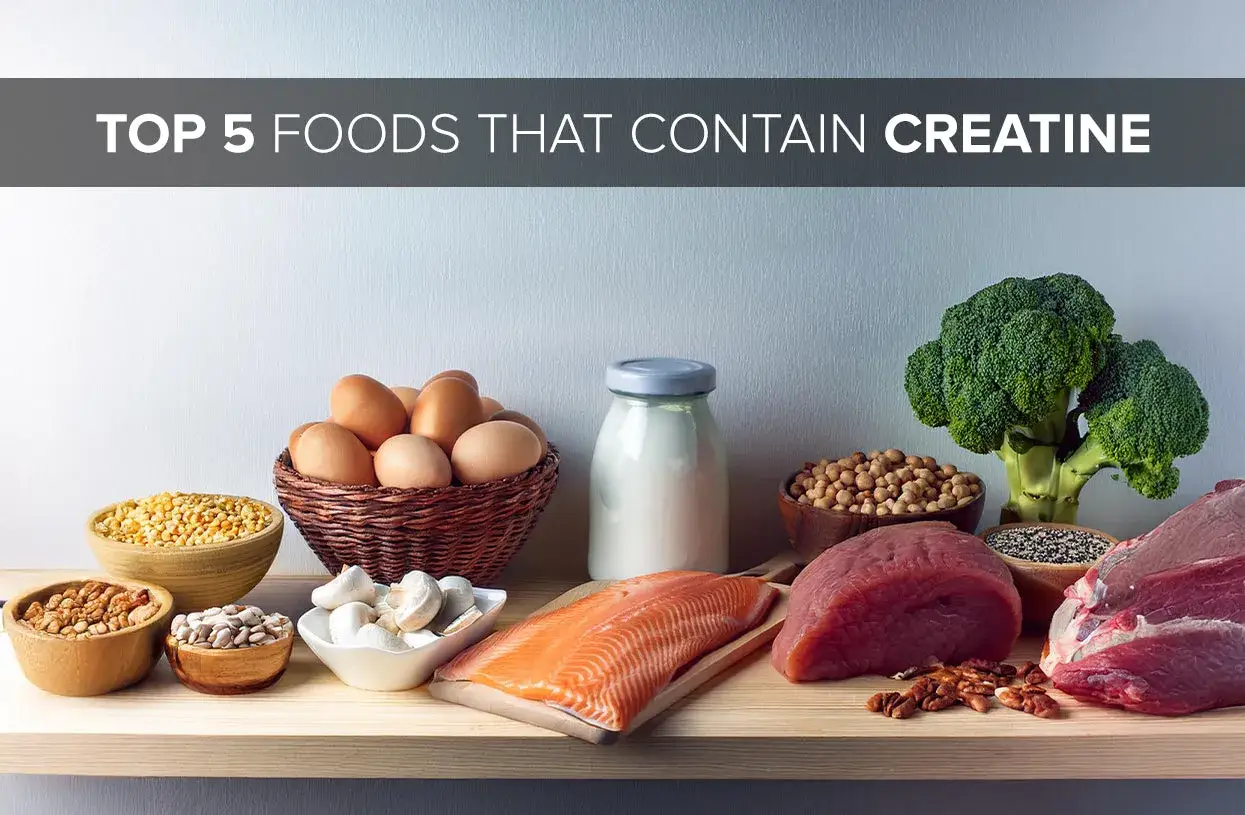 Variedad de alimentos con creatina: carne roja, salmón, huevos, leche, brócoli, frutos secos y legumbres.