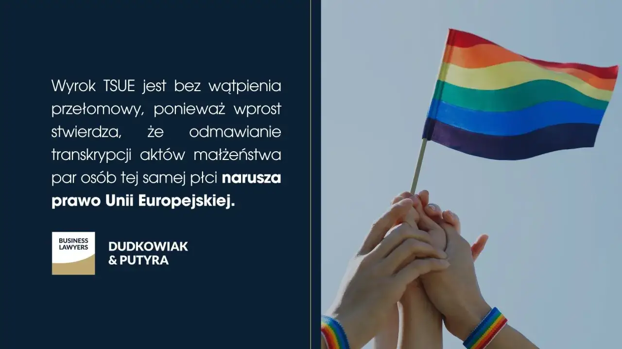 Wyrok TSUE potwierdza, że odmawianie transkrypcji aktów małżeństwa par tej samej płci narusza prawo UE. Dwie pary rąk trzymają tęczową flagę.