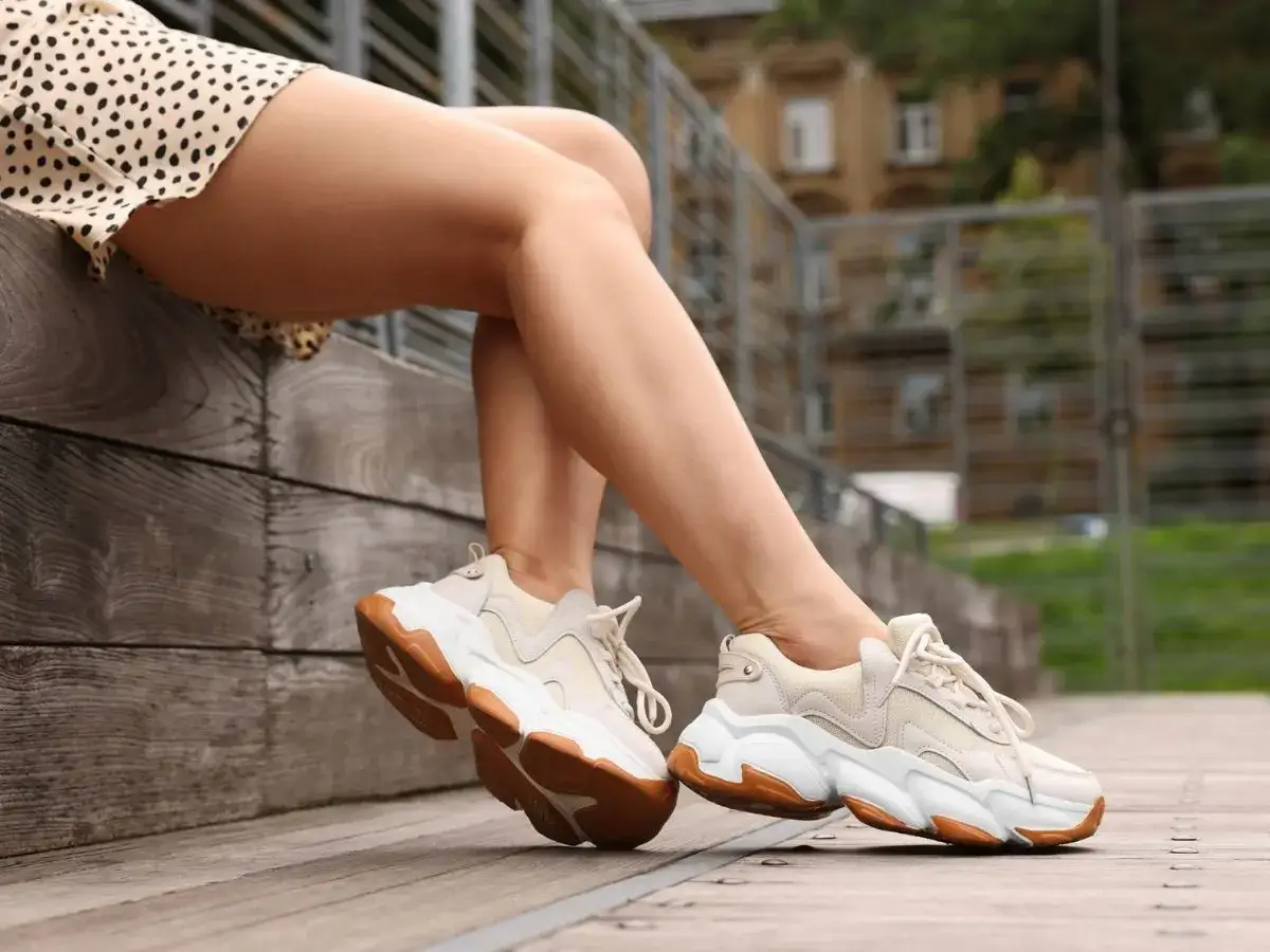 Stylowe adidasy na wiosnę, idealne na spacer po mieście. Jasne, wygodne, z grubą podeszwą.