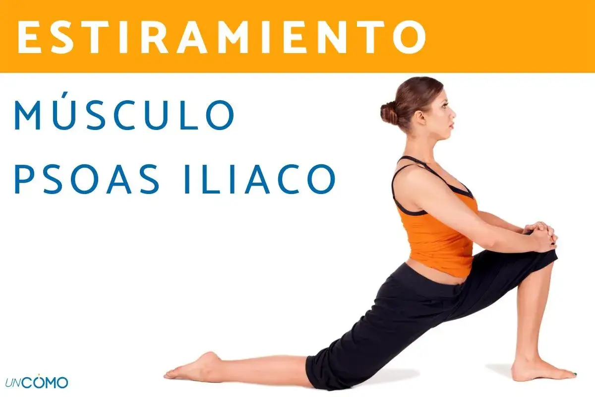 Mujer realizando estiramiento psoas iliaco en posición de zancada.