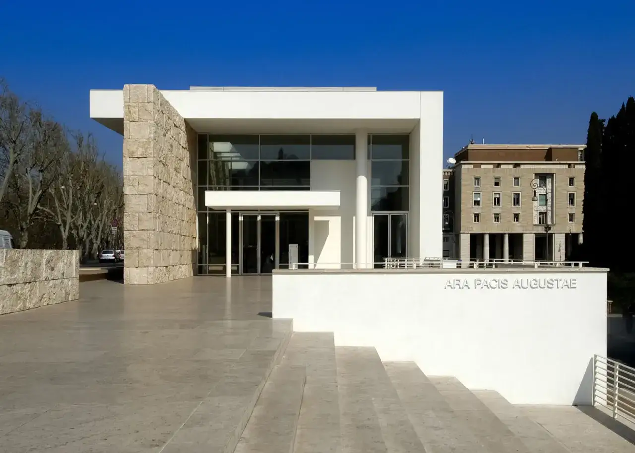 Edificio moderno con iscrizione 