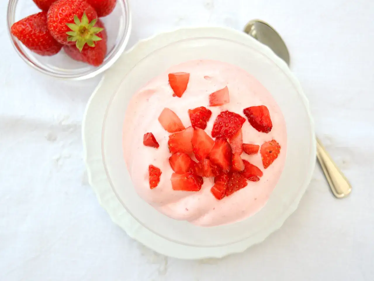 Spumone alle fragole Bimby, una nuvola rosa e soffice guarnita con fragole fresche.