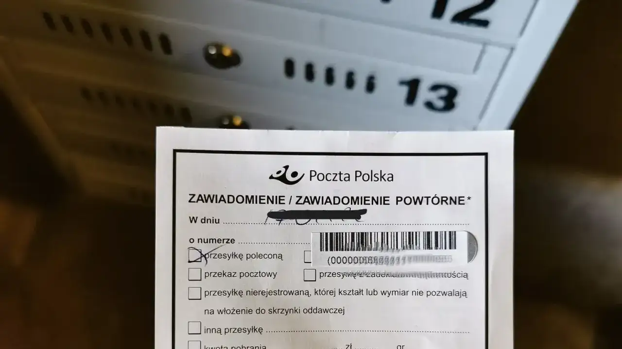 Awizo z Poczty Polskiej informujące o przesyłce poleconej. Zaznaczono pole 