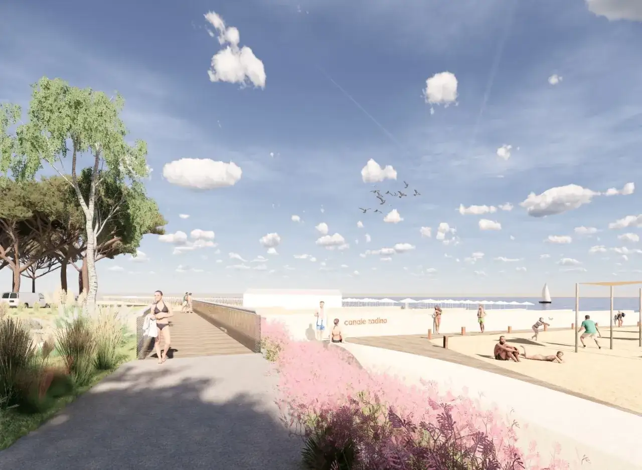 Passeggiata sul lungomare di Cesenatico Ponente, con persone che si godono la spiaggia e il mare sotto un cielo azzurro e nuvoloso.