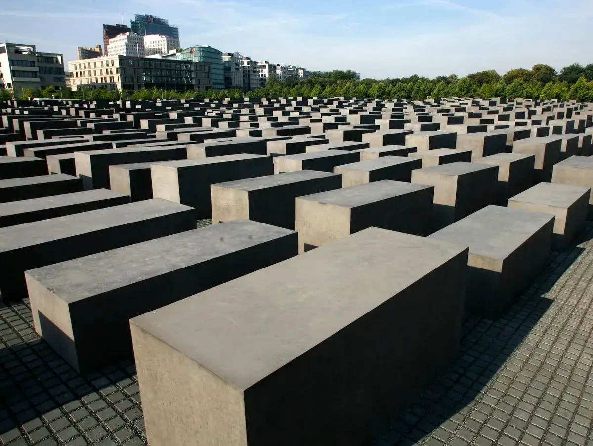 Gedenkst&auml;tte f&uuml;r die ermordeten Juden Europas in Berlin. Die Stelen erinnern an die Opfer der Judenverfolgung.