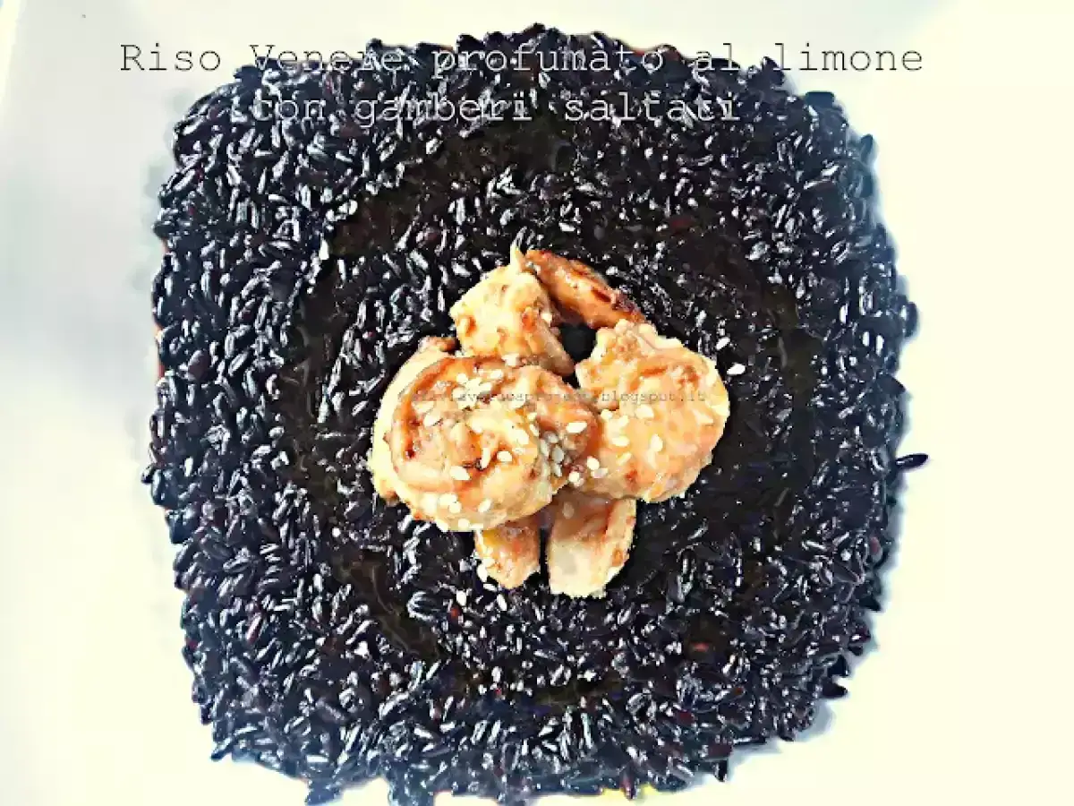 Riso Venere al limone con gamberi saltati, un piatto elegante e saporito.