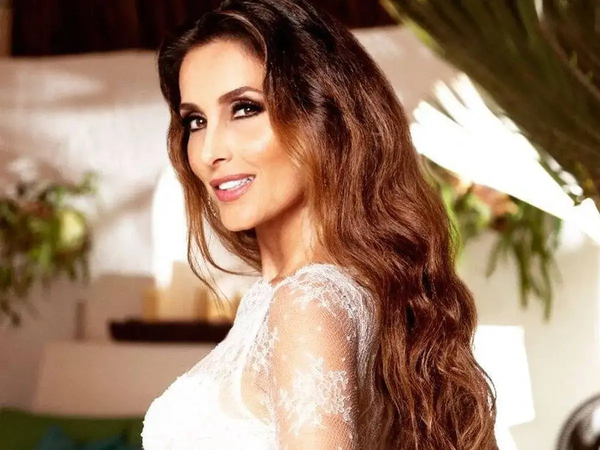 Paloma Cuevas, radiante a cualquier edad, luce un vestido blanco de encaje con su larga melena casta&ntilde;a suelta.