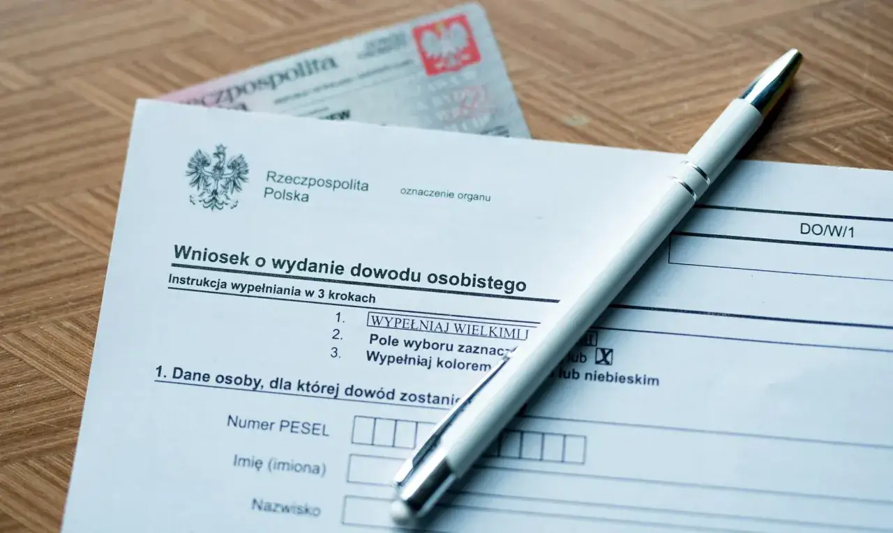 Formularz wniosku o wydanie nowego dowodu osobistego, gotowy do wypełnienia. Długopis czeka, by rozpocząć proces.