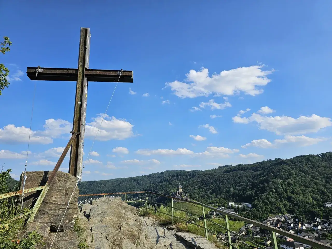 Kreuz auf einem Felsen mit Blick auf Cochem und die Reichsburg. Ein toller Ort zum Wandern.