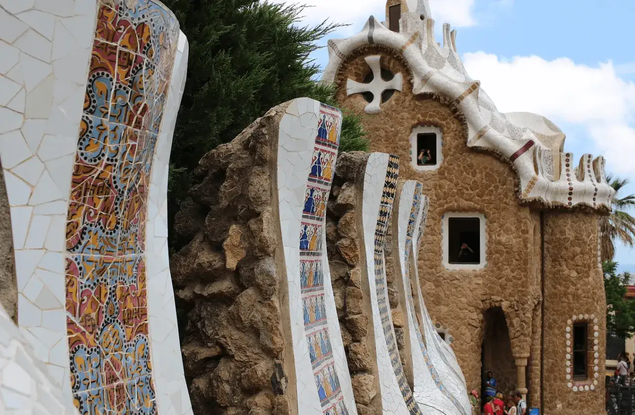 Kolorowe mozaiki i kamienna architektura w Parku Güell, symbolze Barcelony i okolic.