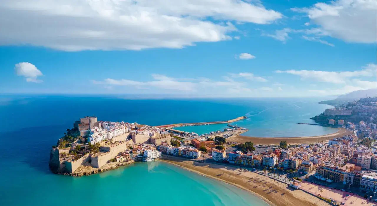 Vista aérea de Peñíscola, un pueblo fortificado en la costa de Castellón Costa Azahar, con su castillo, playas y el mar Mediterráneo.
