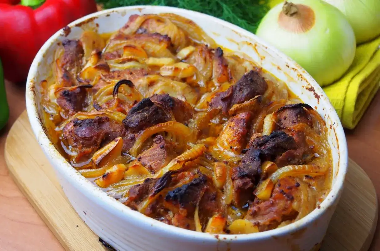 Pieczona łopatka z cebulą w naczyniu żaroodpornym. Pyszny pomysł, co zrobić z łopatki, by zachwycić domowników.