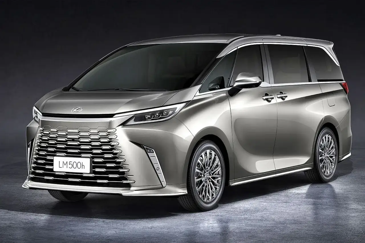 Elegancki, srebrny Lexus LM 500h prezentuje się luksusowo na ciemnym tle.