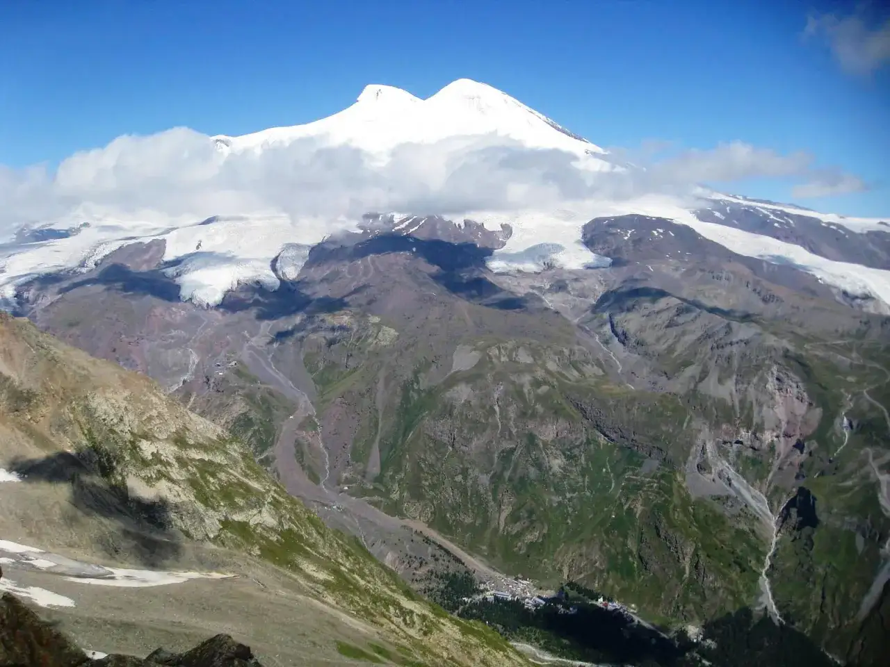 Elbrus, najwyższa g&oacute;ra w Europie, wznosi się majestatycznie, otoczona lodowcami i skalistymi zboczami.