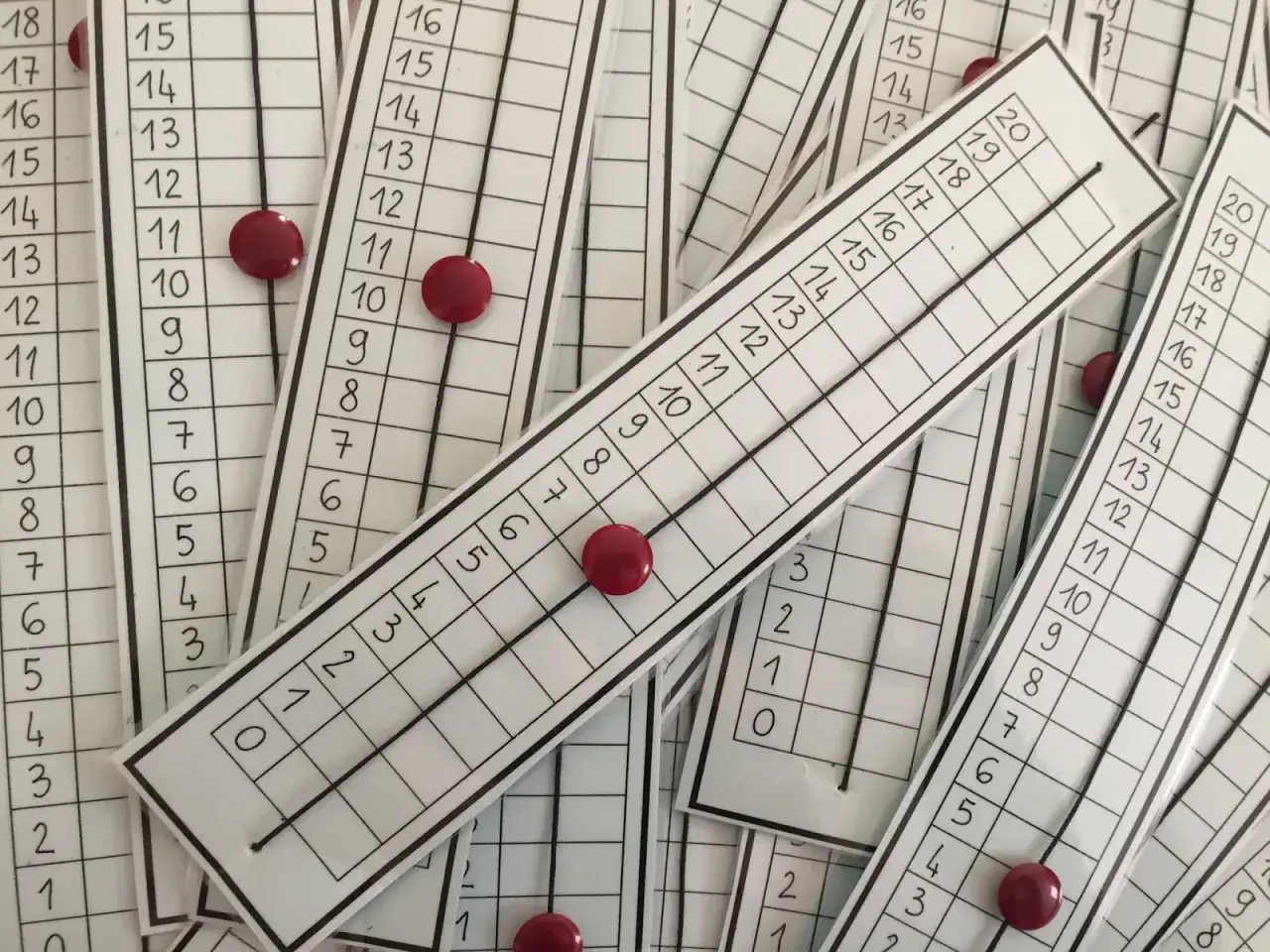 Una collezione di righe dei numeri da costruire, con numeri da 0 a 20 e segnapunti rossi.