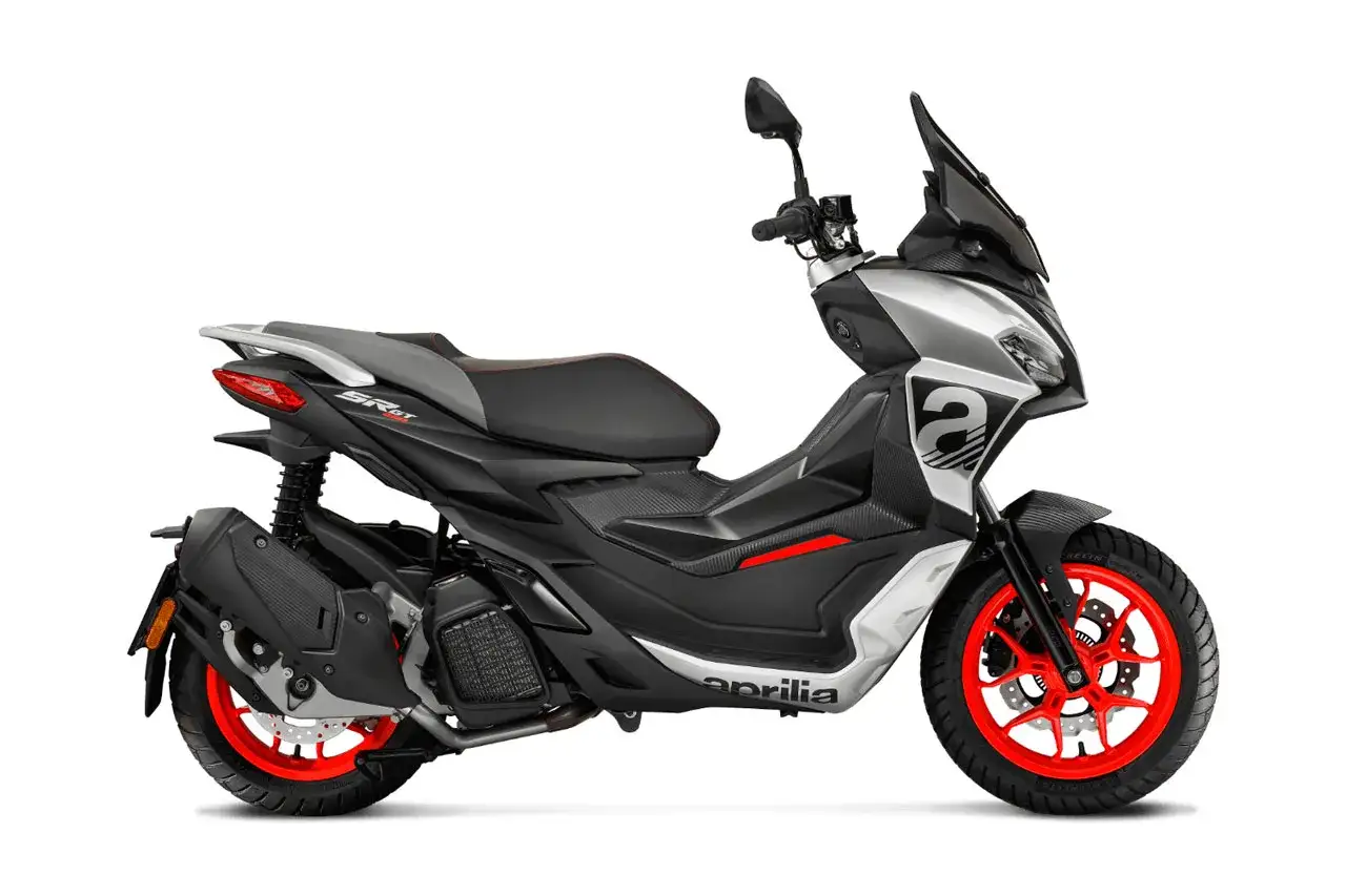 Scooter Aprilia SR GT 125 en plata y negro, con detalles rojos y llantas naranjas. ¡Lista para alcanzar su velocidad máxima!