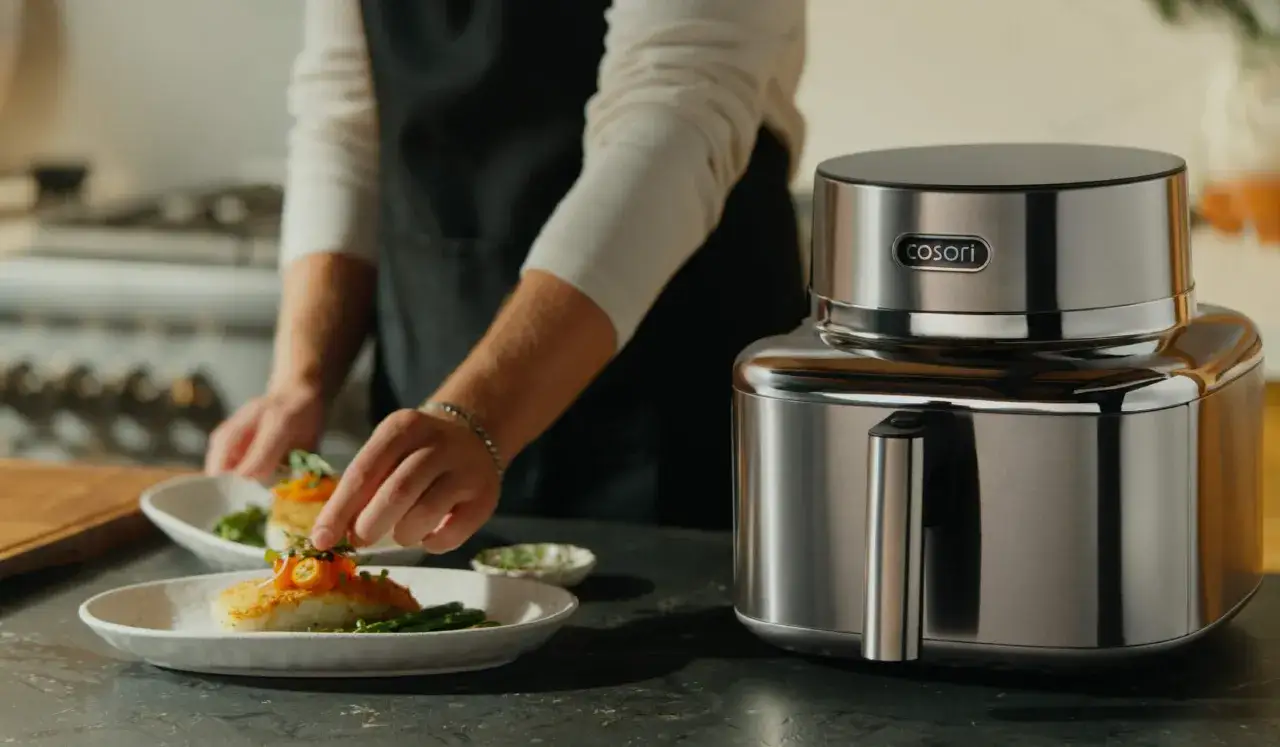 Eleganckie dania z air fryer: ryba z warzywami i owocami cytrusowymi, przygotowane z pomocą nowoczesnego urządzenia.