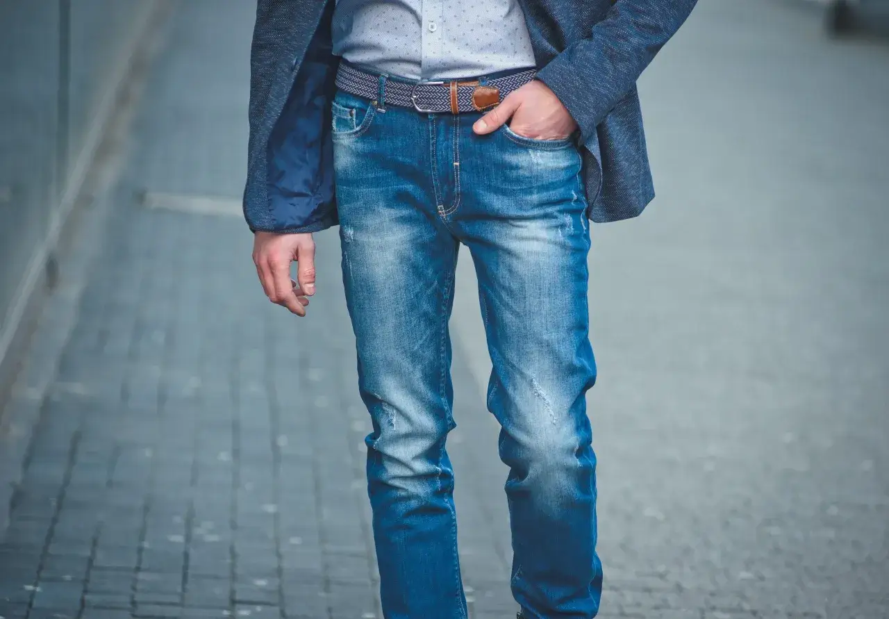 Męskie jeansy z przetarciami i modnym paskiem, idealne do casualowych stylizacji. Różne rodzaje jeansów męskich dostępne w tym stylu.