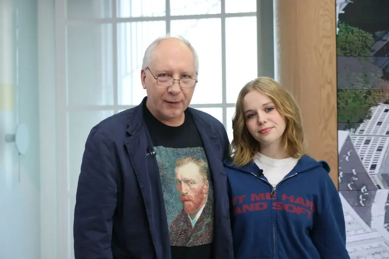 Kuba Sienkiewicz z córką na tle okna. On w koszulce z Van Goghiem, ona w bluzie z napisem.