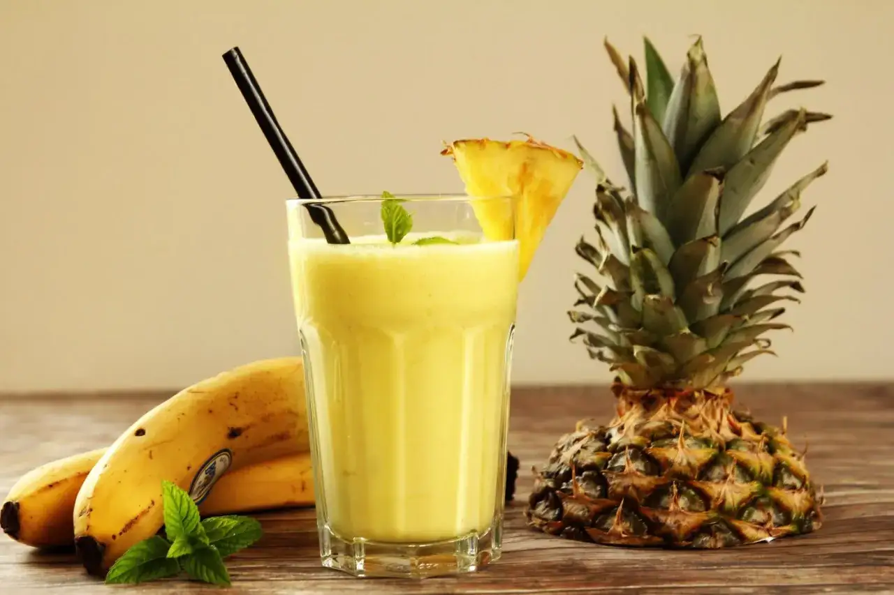 różne warianty koktajlu ananas banan